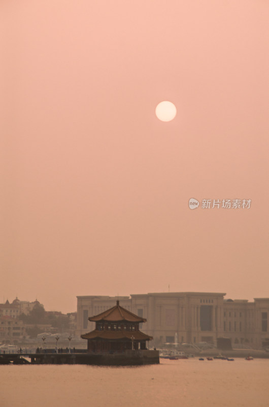 青岛栈桥日出与城市景观