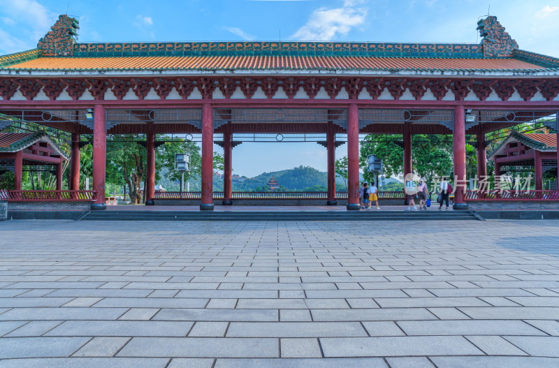 佛山顺峰山公园中式传统建筑休息走廊