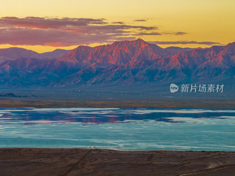 戈壁湖泊日落黄昏金色晚霞群山倒影柴旦湖