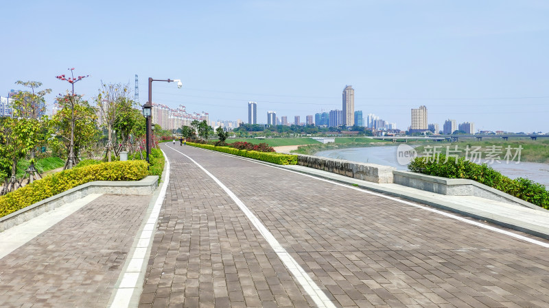 城市河边步道与高楼景观