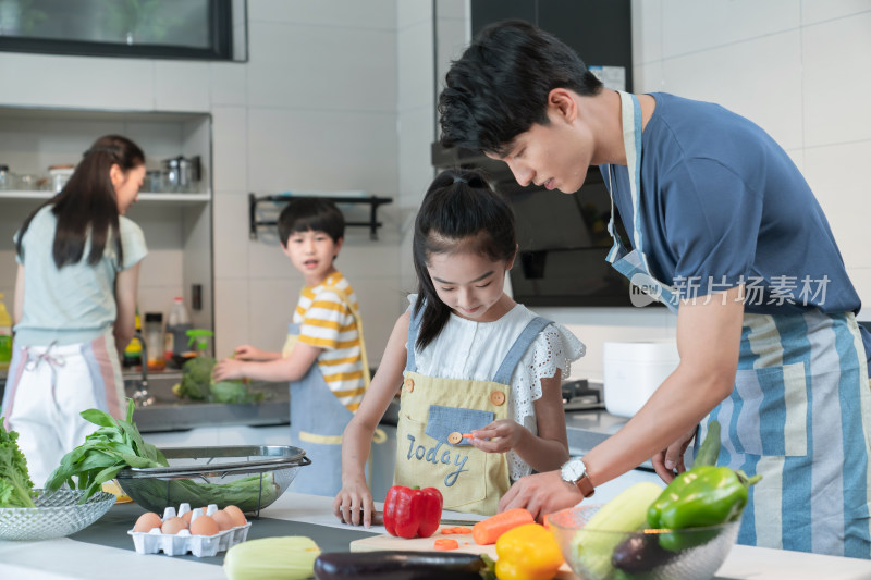 年轻父母教孩子学做饭