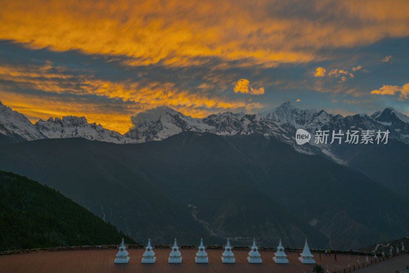 梅里雪山与彩云的壮美景观