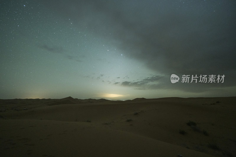 沙漠中的璀璨星空夜景