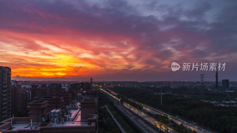 城市道路旁的美丽晚霞全景