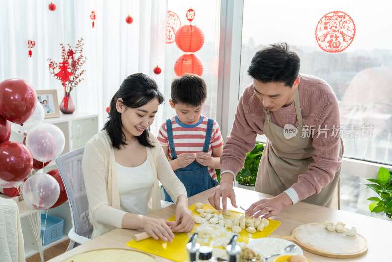 快乐的年轻家庭包饺子