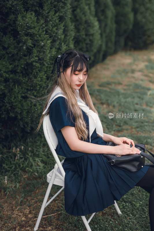 在户外穿着深蓝色JK制服的少女