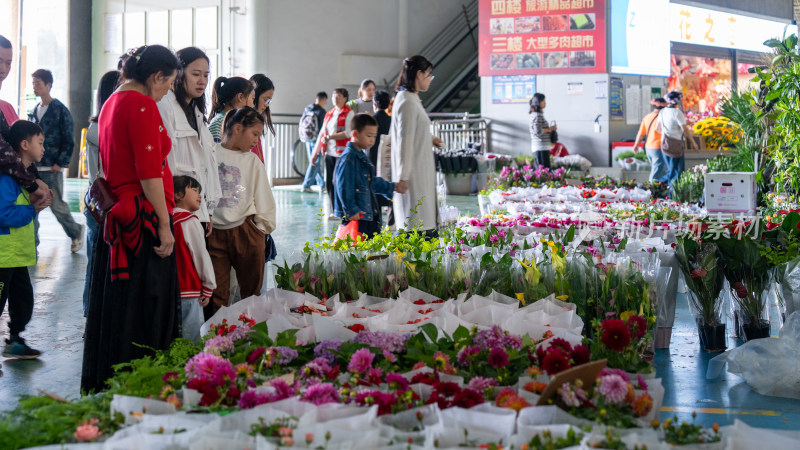 云南昆明斗南花市吸引大量游客前来买花