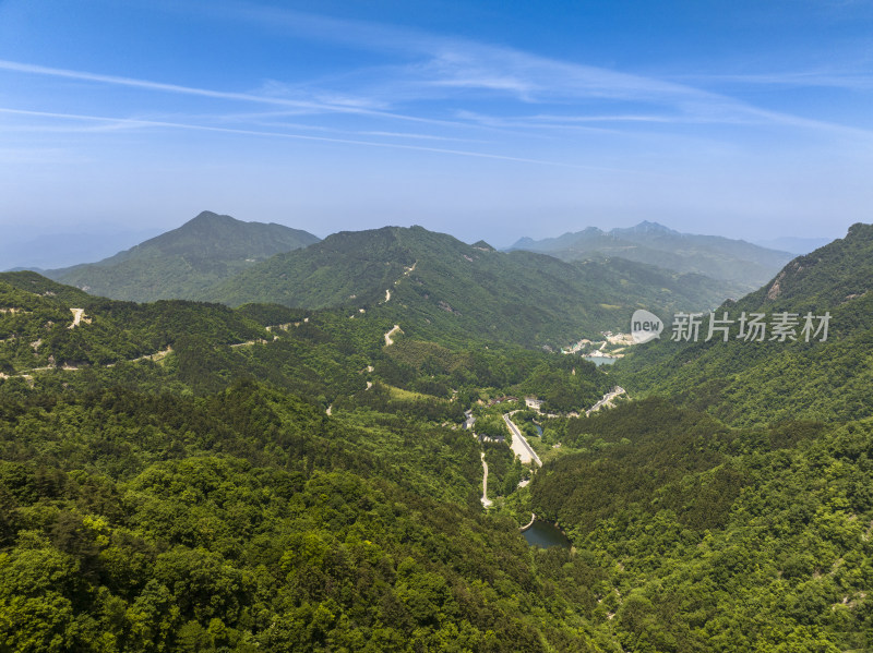 大别山马鬃岭拍摄远山和风车