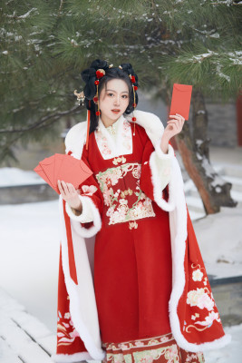 雪天户外身穿中式红色汉服的亚洲少女