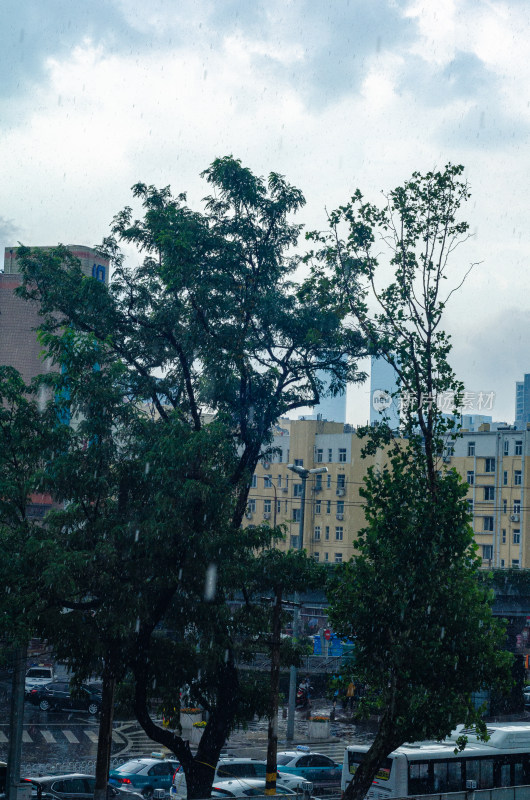 大雨中的老城