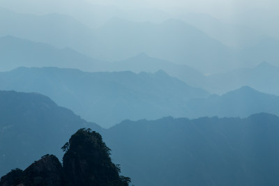 形态各异的山峰