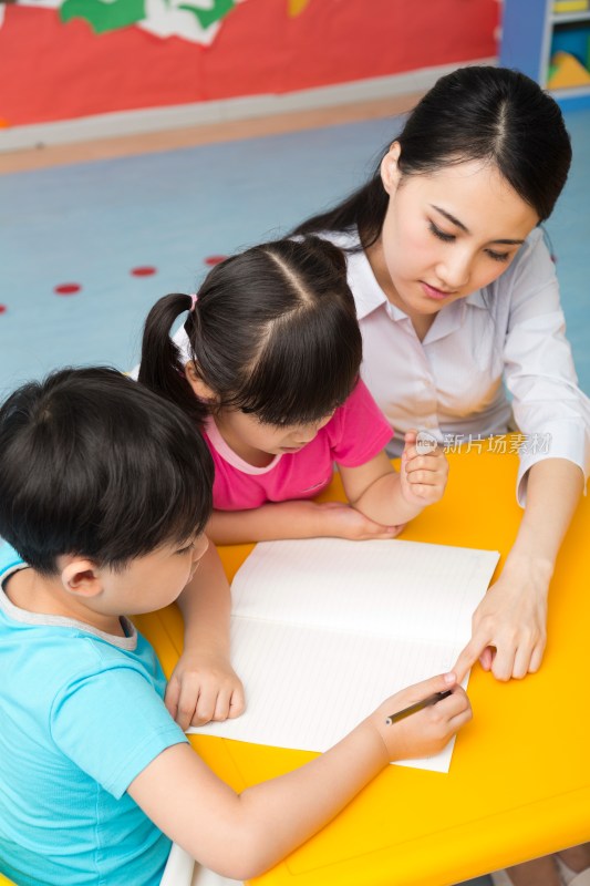 幼儿园老师辅导儿童学习