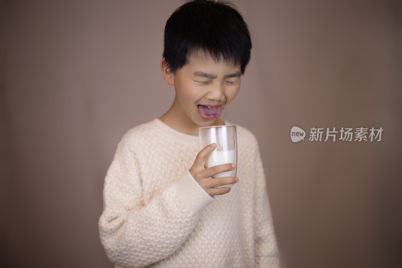 一个帅气的中国小男孩在喝牛奶