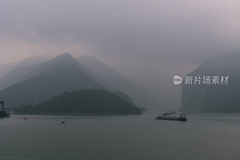 长江三峡重庆奉节瞿塘峡中航行的货轮