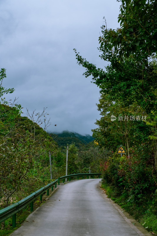 汉中留坝火烧店镇秦岭深处的山中小路