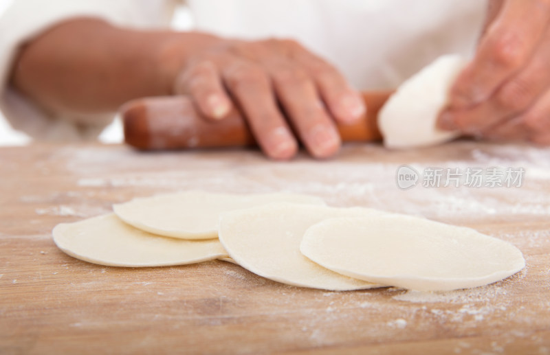 厨房里中国妇女正在擀饺子皮准备包饺子