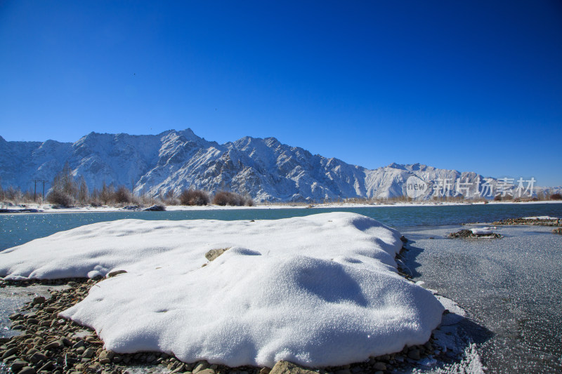 中国西藏冬季拉萨河雪景