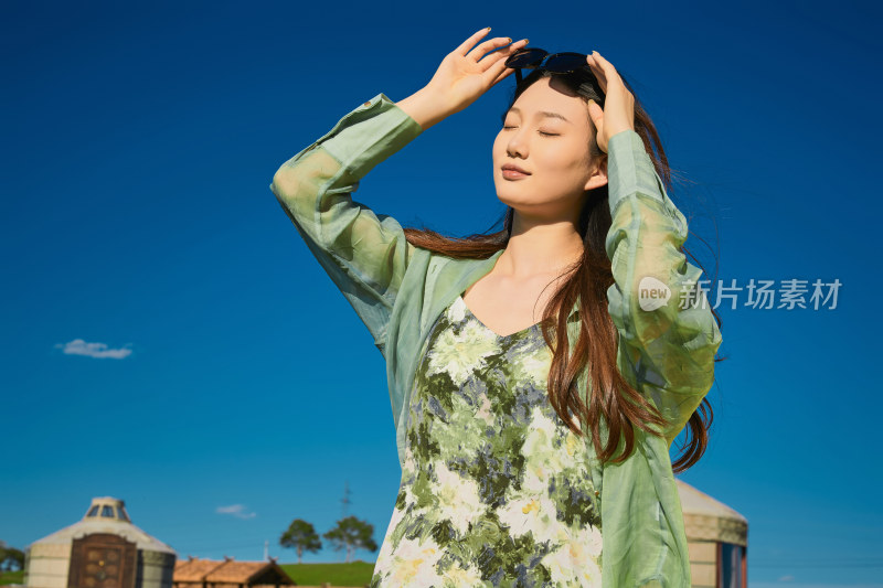 盛夏在草原湿地公园游玩的姑娘