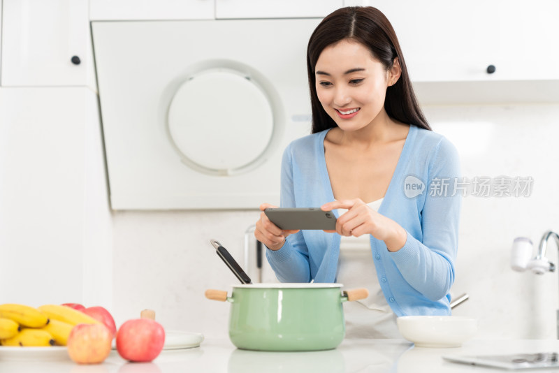 年轻女子在厨房做饭