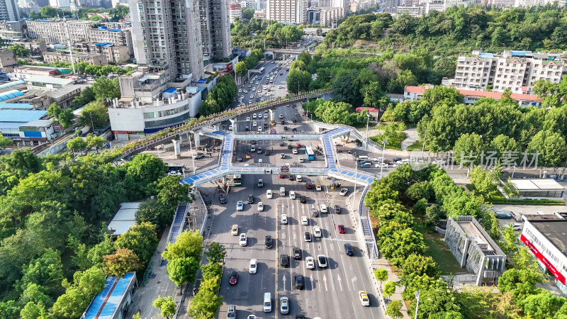 湖北武汉城市交通车流行驶航拍图