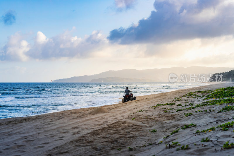 三亚市海棠湾海边正在行驶的沙滩摩托车