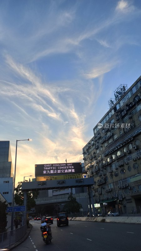 傍晚时分的城市街道交通景象