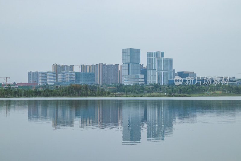 湖面倒影下的城市建筑