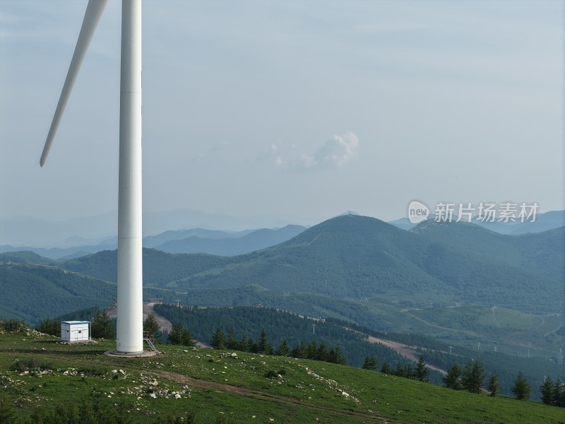 山间风力发电机与自然风光