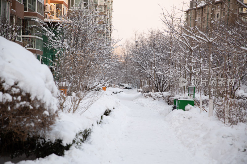 大雪后小区屋外厚厚的积雪雪景