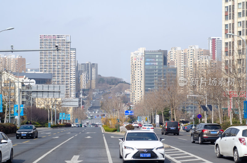 城市街道车流与高楼景观