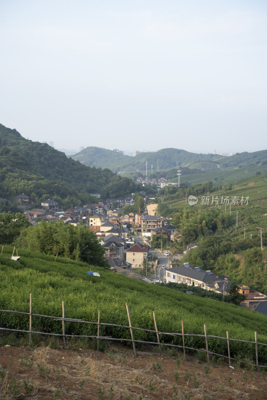 浙江杭州大朗山自然风光，在夕阳下的村庄