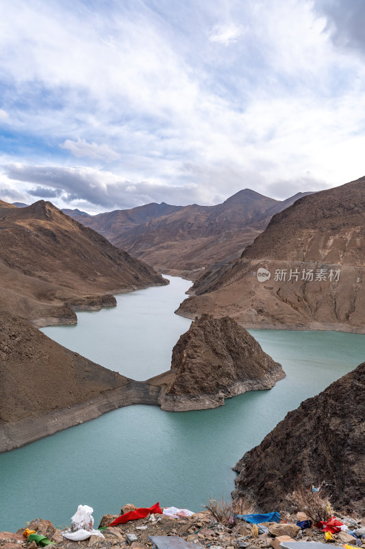 西藏日喀则满拉水库高原湖泊藏地山水画卷