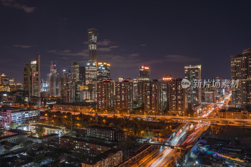 夜景下灯火辉煌的城市建筑群