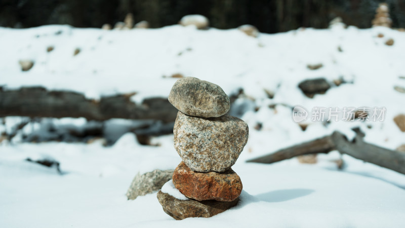 雪地里堆叠的石头景观