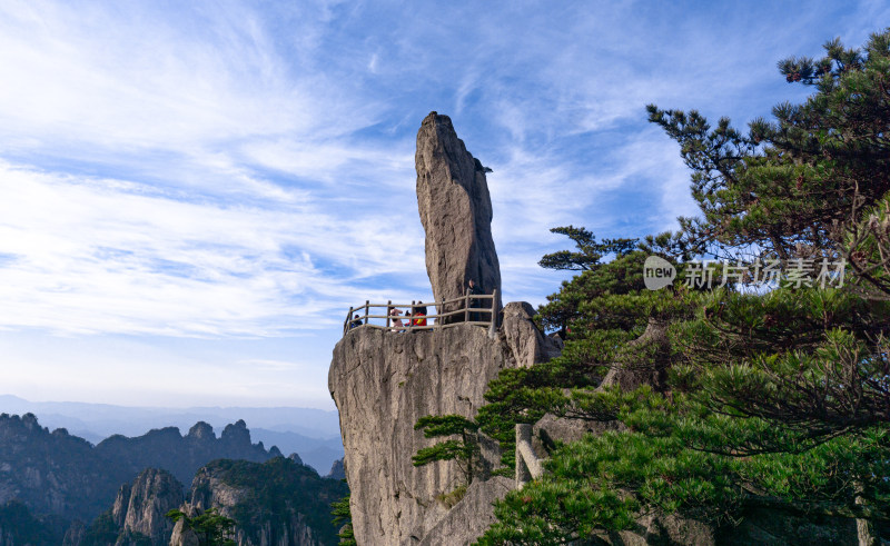 黄山飞来石景观的壮观景象