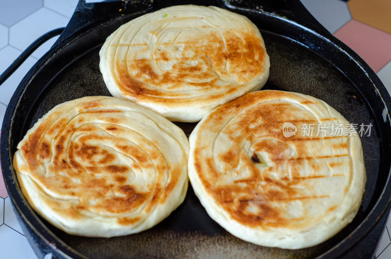 电饼铛里的三个烧饼