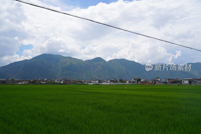 田野乡村与远山风景