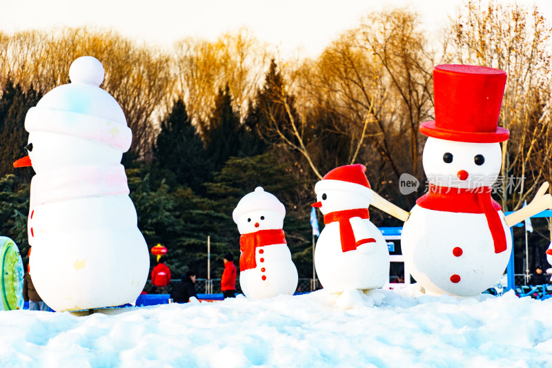 冬天雪地里多个可爱的雪人