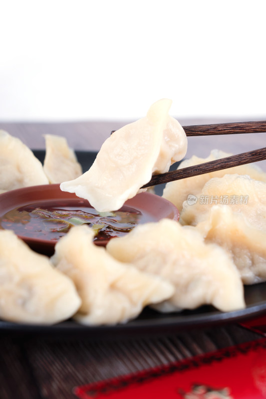 一盘饺子和蘸料