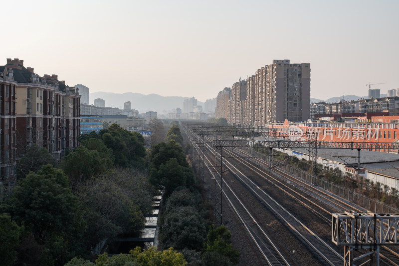 火车与城市建筑