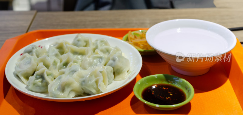 配着饺子汤和蘸酱咸菜的一盘饺子