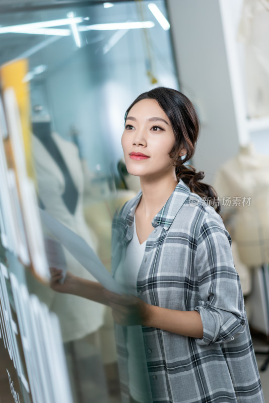 年轻女服装设计师