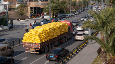 四川自贡市道路上拉货的物流卡车