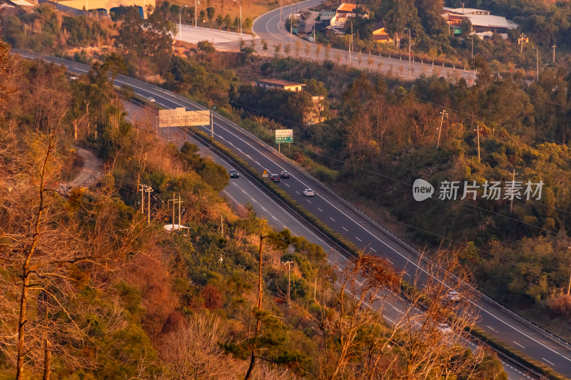 高速公路行驶的车辆