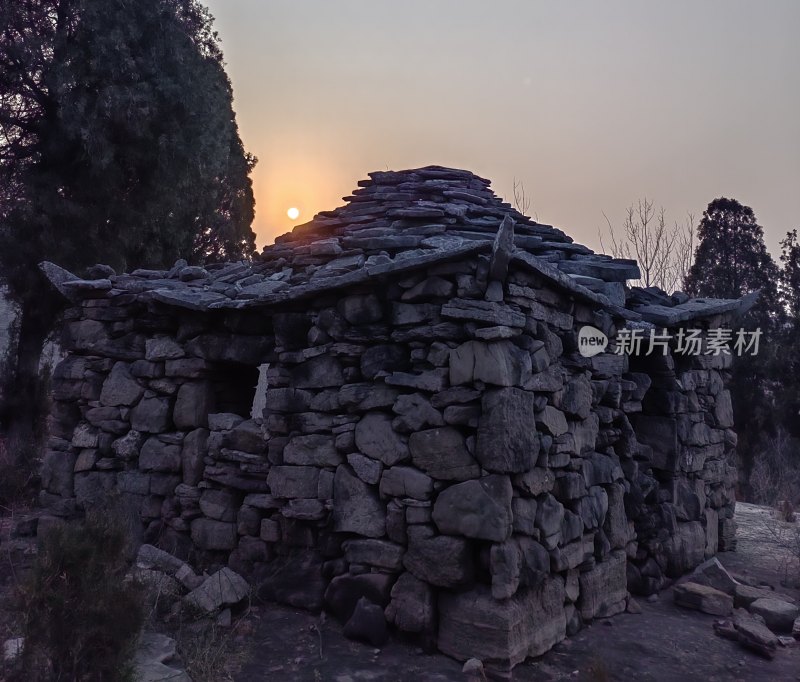 夕阳下的石头小屋古朴自然