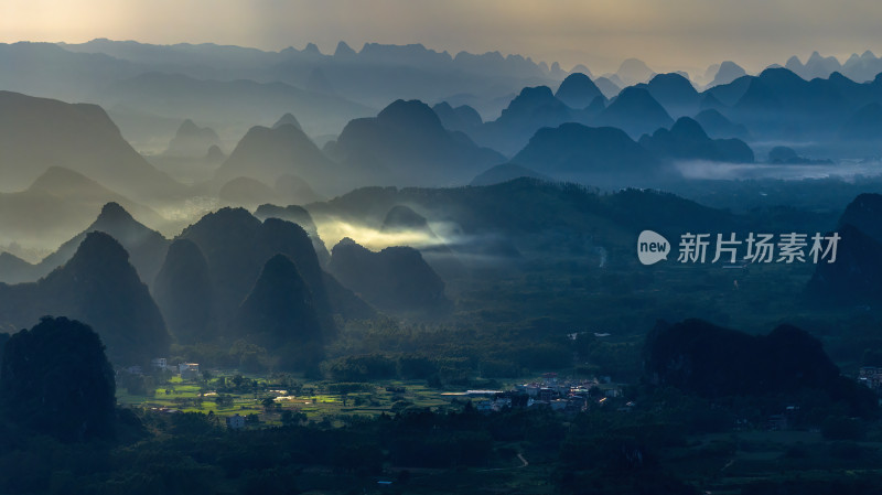 桂林鸟瞰图大山群山耶稣光金光夕阳