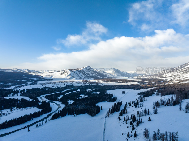 新疆阿勒泰喀纳斯雪景神仙湾晨雾雪山森林