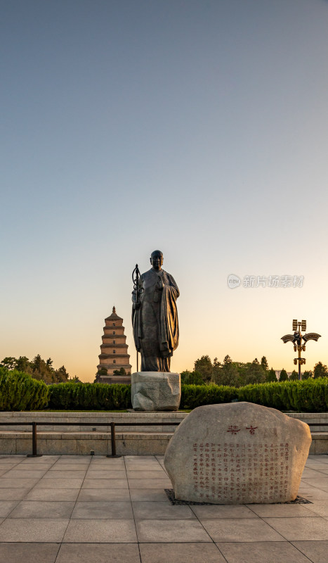 清晨的西安大雁塔大雁塔南广场玄奘雕塑景观