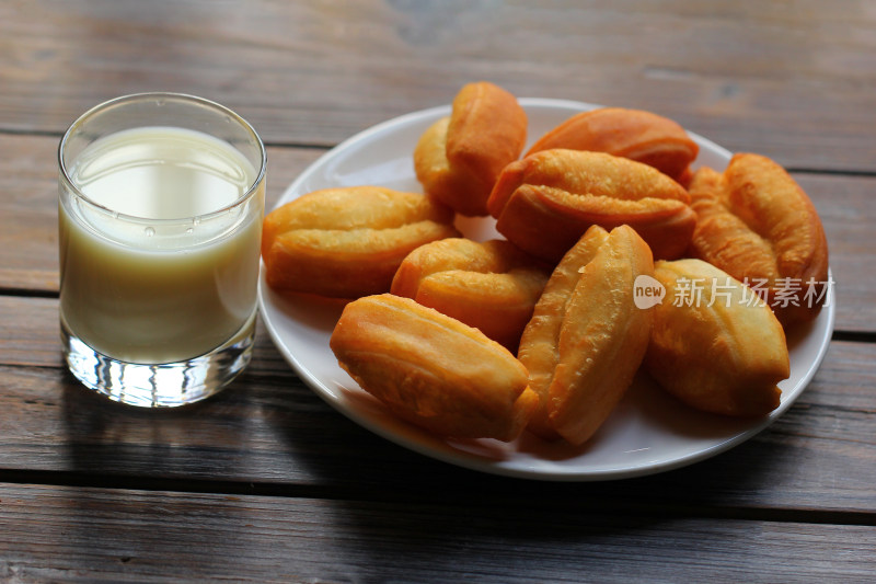 中国传统食品油条豆浆，家常简易早餐