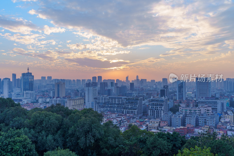 佛山魁星阁俯瞰城市高楼建筑群与夕阳晚霞